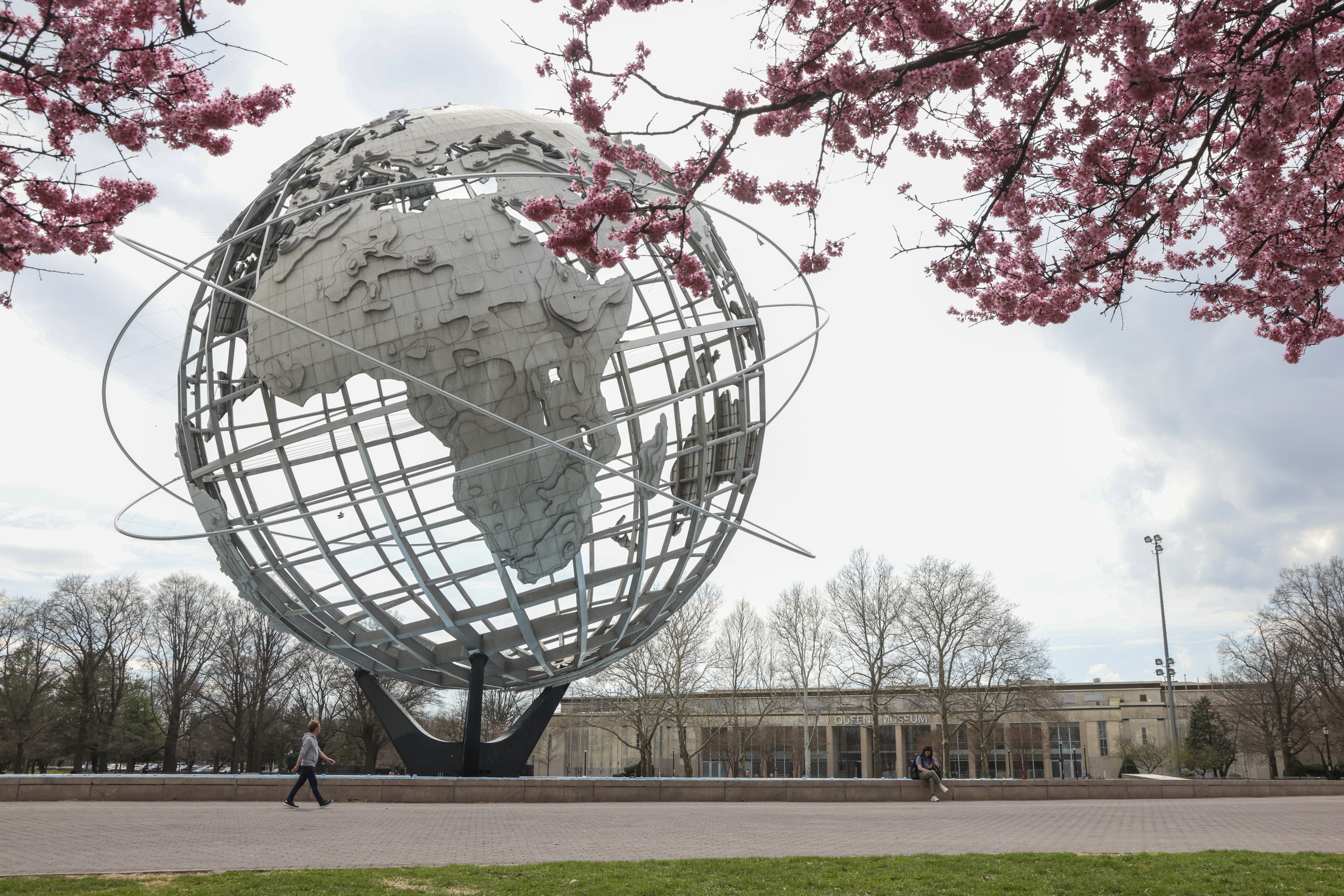 NEW YORK (United States), 01/04/2026.- The first blooming cherry blossom trees next to the Unisphere in Flushing Meadows Corona Park in the Queens borough of New York, New York, USA, 01 April 2026. (Nueva York) EFE/EPA/SARAH YENESEL