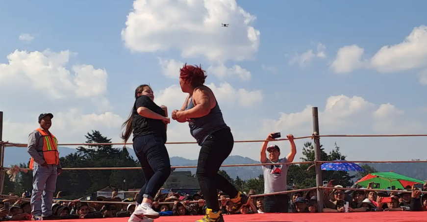 Decenas de personas participaran en las peleas en la aldea Chivarreto, San Francisco el Alto Totonicapán, varias mujeres también participan en las contiendas cada Viernes Santo.(Foto Prensa Libre: Mynor Toc)
