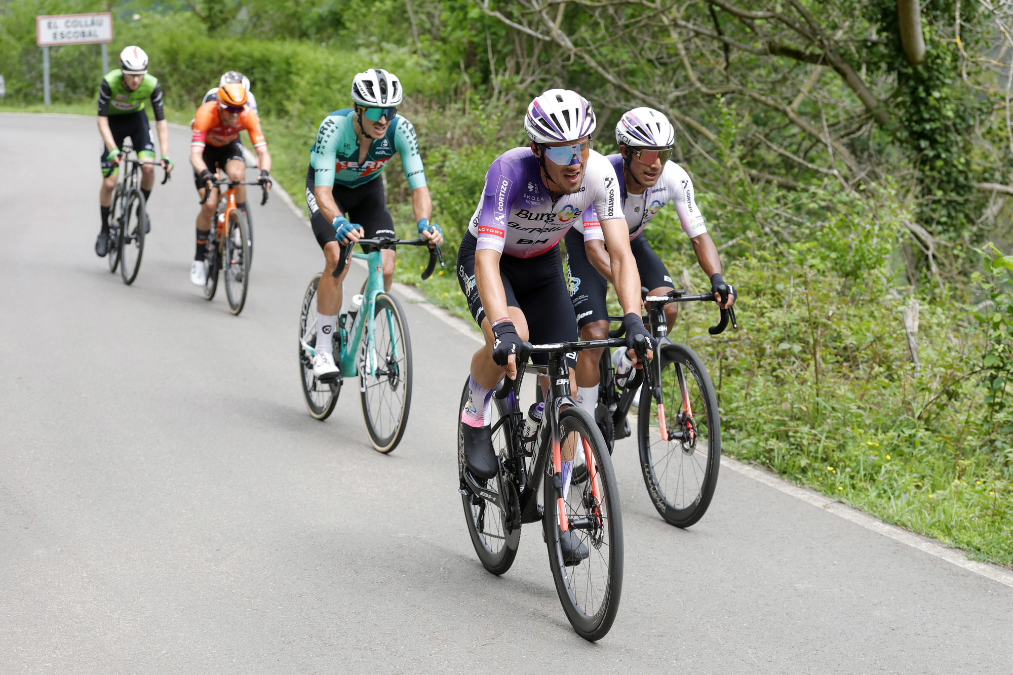 Sergio Chumil junto con su compañero de equipo José Gallego en la segunda etapa de la Vuelta a Asturias. (Foto Prensa Libre: Burgos BH).