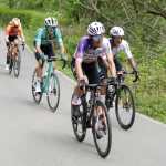 Sergio Chumil junto con su compañero de equipo José Gallego en la segunda etapa de la Vuelta a Asturias. (Foto Prensa Libre: Burgos BH).