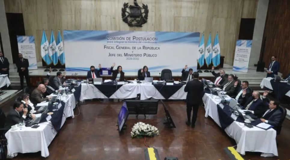 Comisión de postulación del MP 2026 vista de los integrantes en las mesas principales