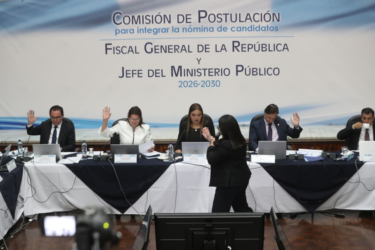 Comisionados votan en segunda sesión de evaluación de aspirantes