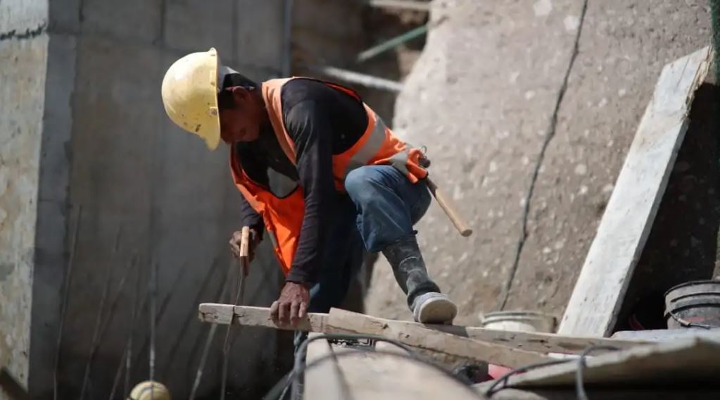 Construcción persona trabajando en construcción PIB per cápita HPL