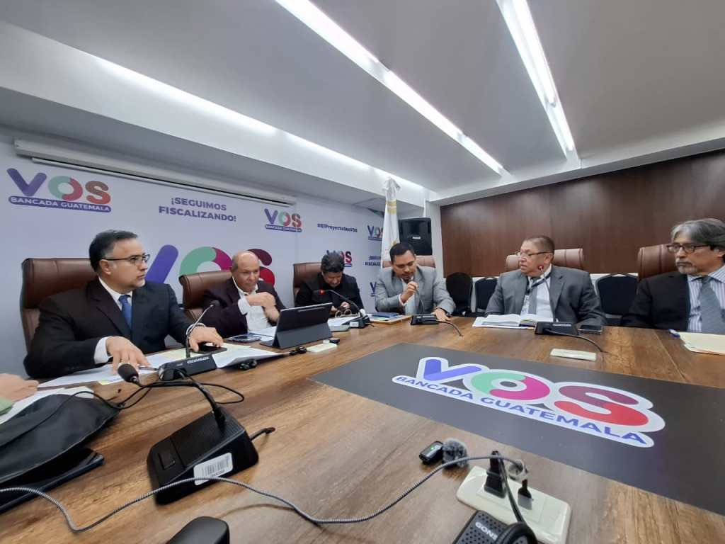 Diputados de la bancada VOS en citación con delegados de la Contraloría General de Cuentas sobre denuncias y finiquito en la Usac