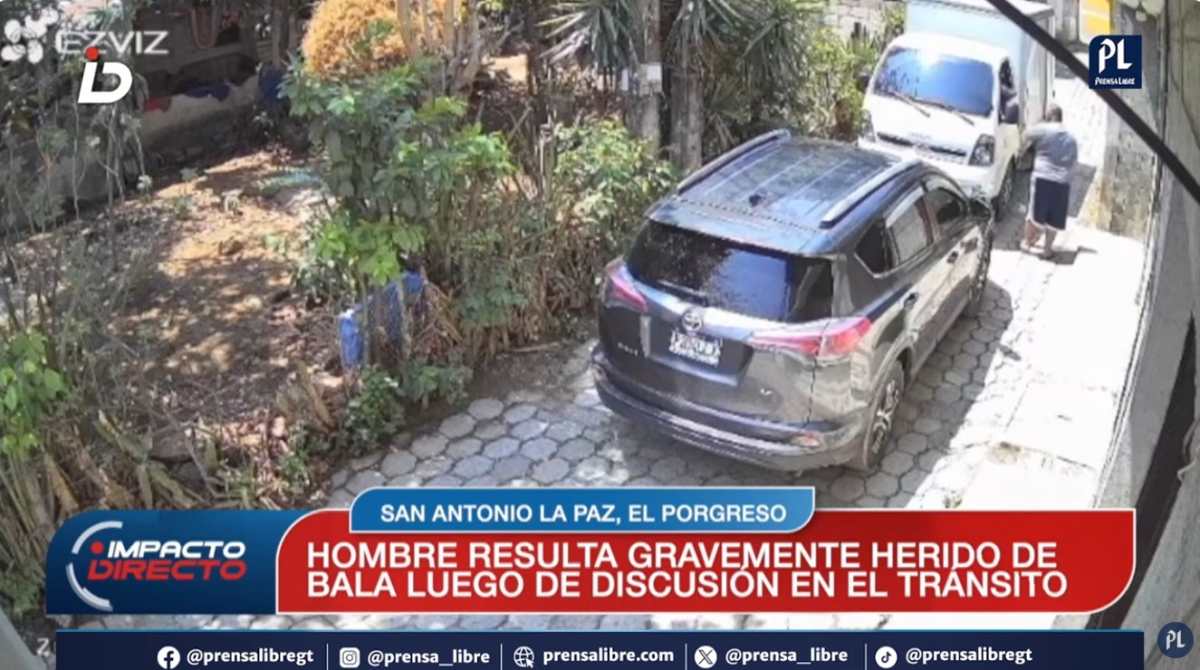 El momento en que la víctima desciende de su vehículo y discute con otros conductores queda grabado; segundos después es atacado a balazos. (Foto Prensa Libre: Captura de pantalla)