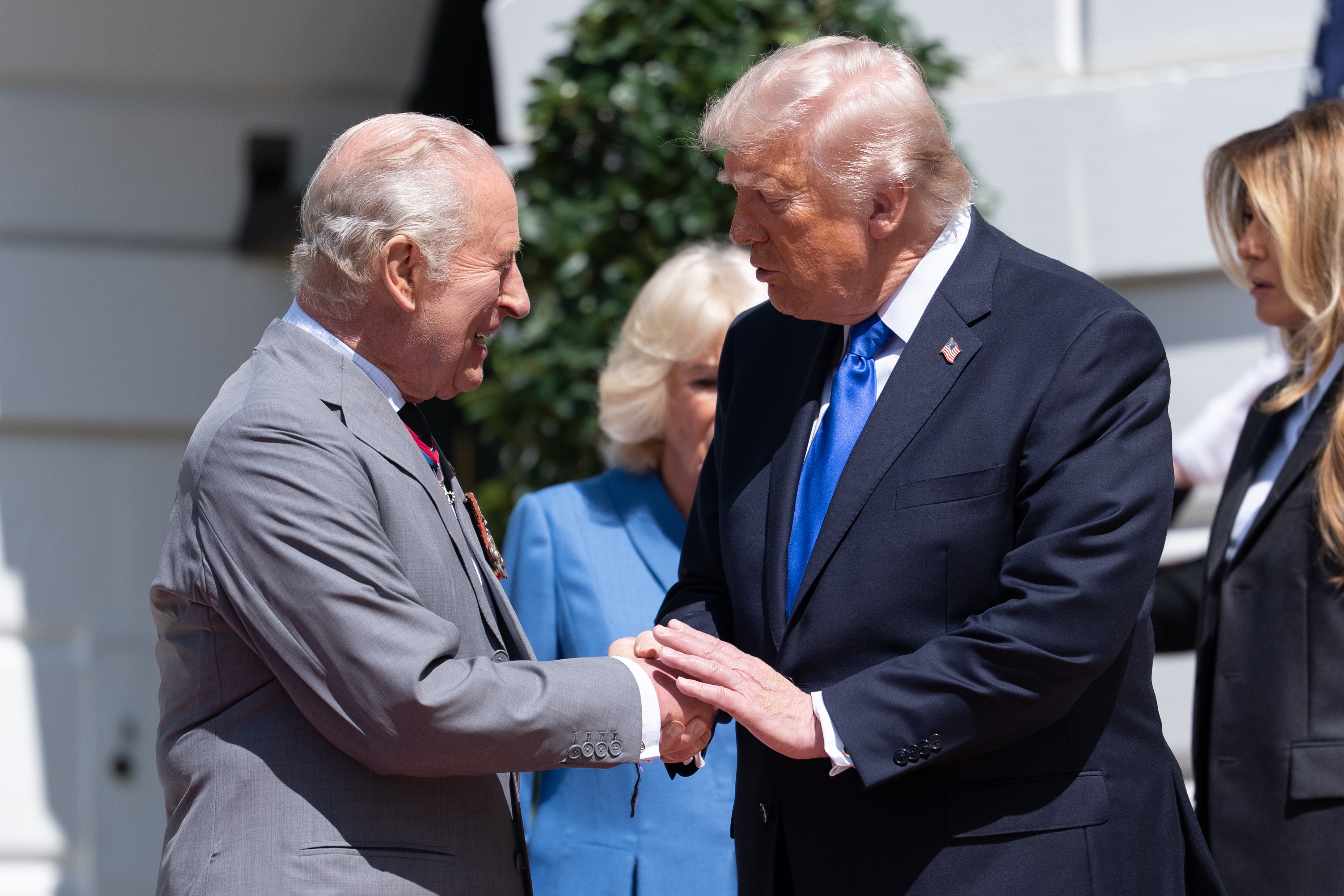 ¿En honor al rey Carlos III? Donald Trump ordena eliminar los aranceles al whisky escocés