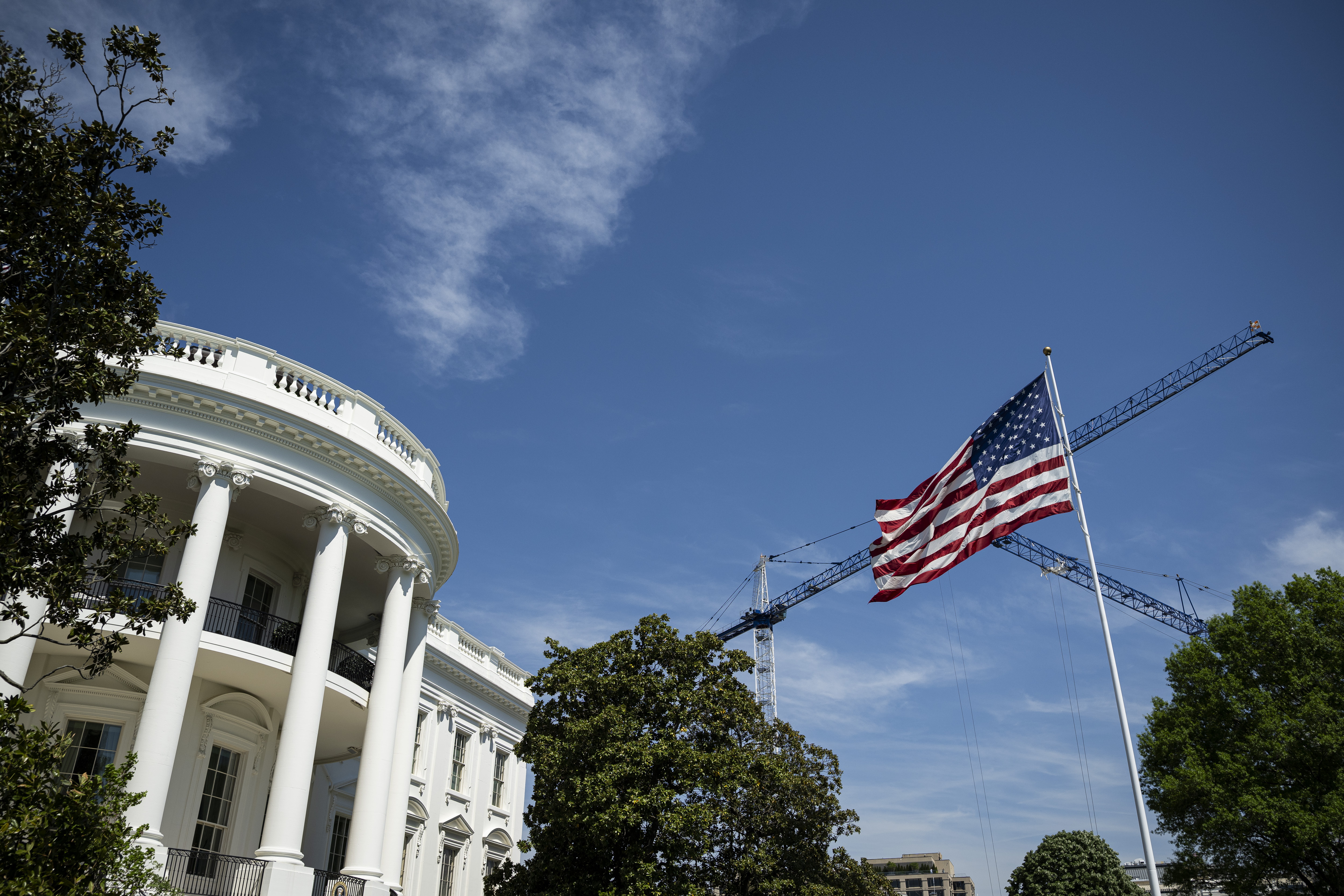 Bandera de los Estados Unidos en la Casa Blanca
