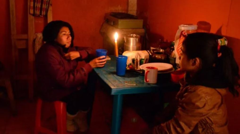 Electrificación rural fotografía de un hogar sin energía