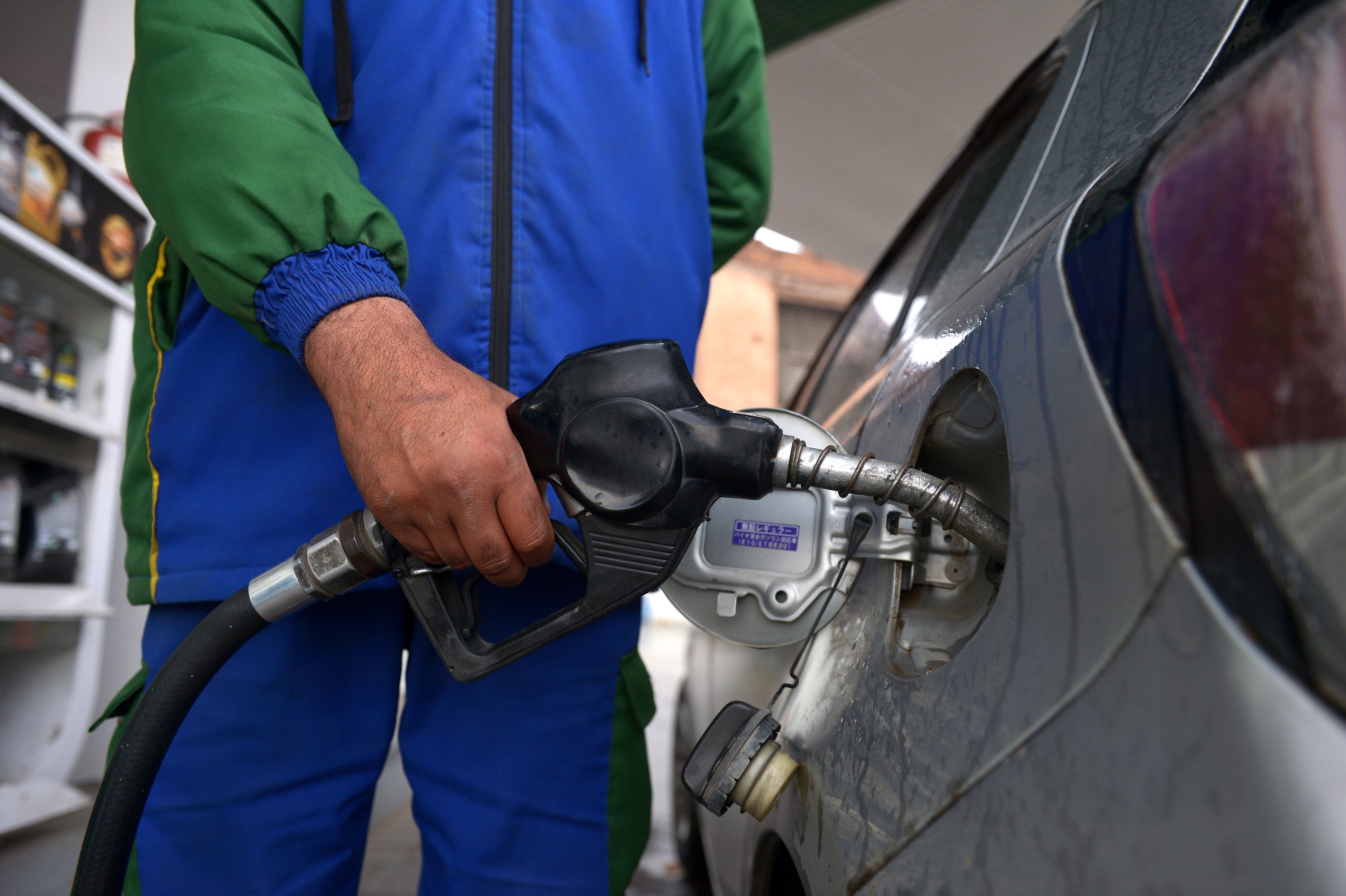 Dijo que el dinero no era real: Por qué un hombre exigió gasolina gratis en una gasolinera de California