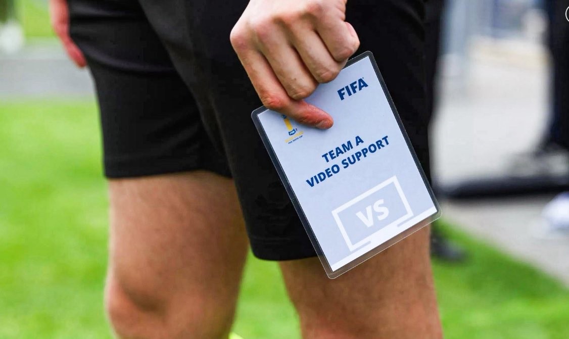 La Liga Nacional avanza en la implementación del sistema de Football Video Support (FVS), con junio de 2026 como el mes clave para realizar las primeras pruebas técnicas en los estadios del país.  (Foto Prensa Libre:  FIFA).
