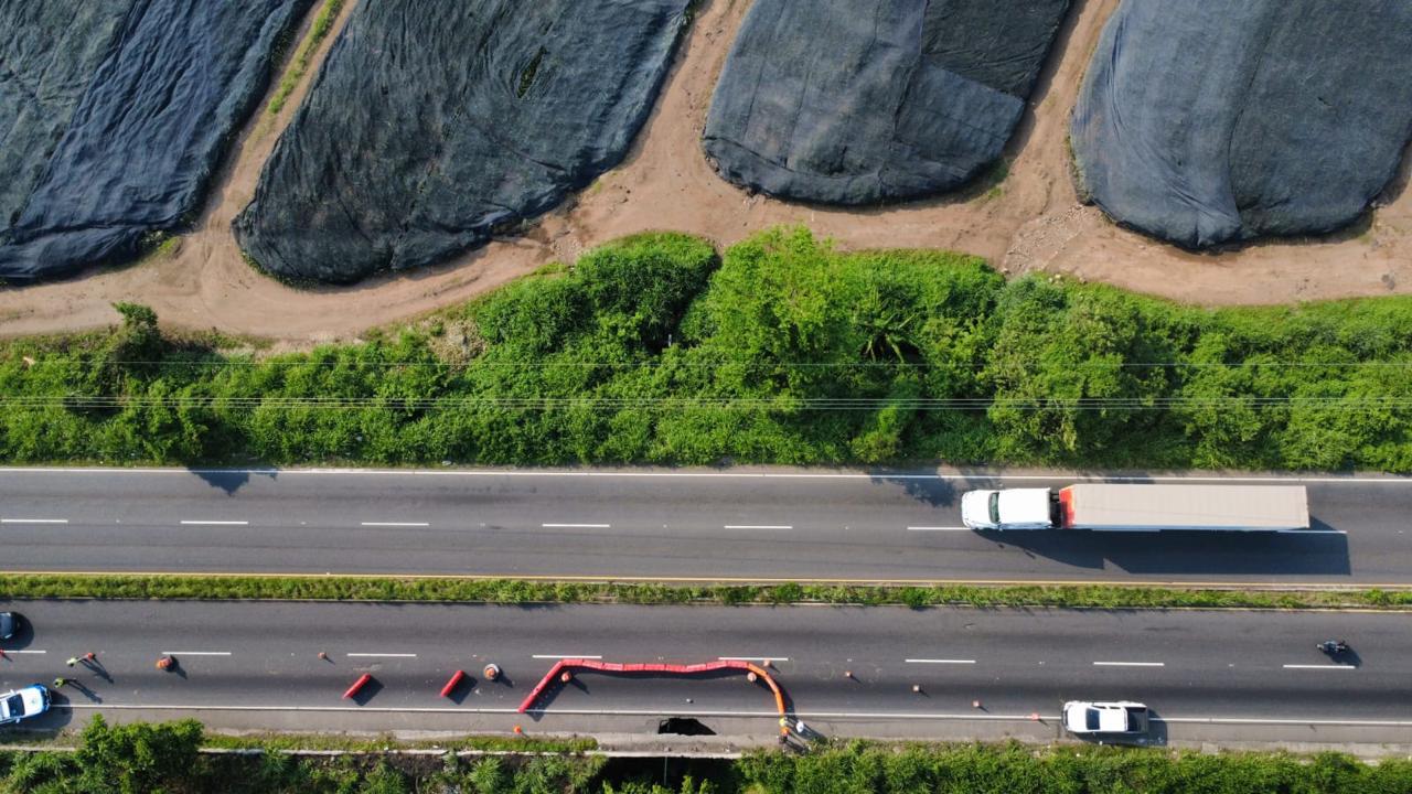 Trabajos de rehabilitación por socavamiento en el km 103 de la CA-2 Occidente obligan al cierre del carril hacia el oriente y a habilitar un carril reversible en Santa Lucía Cotzumalguapa, Escuintla. (Foto Prensa Libre: CIV)