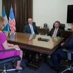 El ministro de Gobernación, Marco Antonio Villeda, se reúne con el ministro consejero de la Embajada de Estados Unidos en Guatemala, Jorgan Andrews -de corbata azul-, para fortalecer la cooperación en seguridad. En la reunión también participó John M. Barrett. (Foto Prensa Libre: @mingobguate)