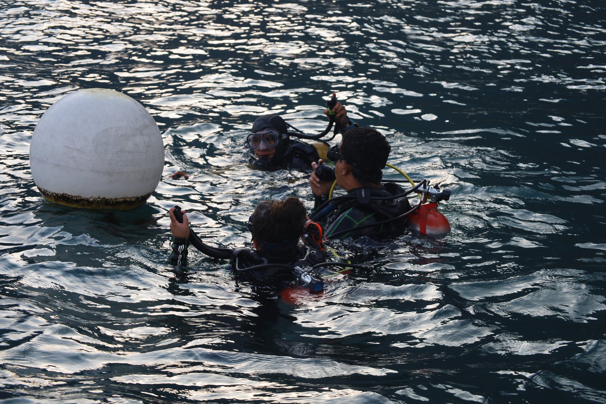 Hombres Rana realizan inmersiones en el lago de Atitlán en busca de Jesler Estuardo Palacios, en un área de baja visibilidad y gran profundidad. (Foto Prensa Libre: CVB)