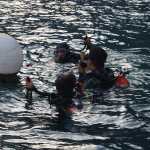 Hombres Rana realizan inmersiones en el lago de Atitlán en busca de Jesler Estuardo Palacios, en un área de baja visibilidad y gran profundidad. (Foto Prensa Libre: CVB)