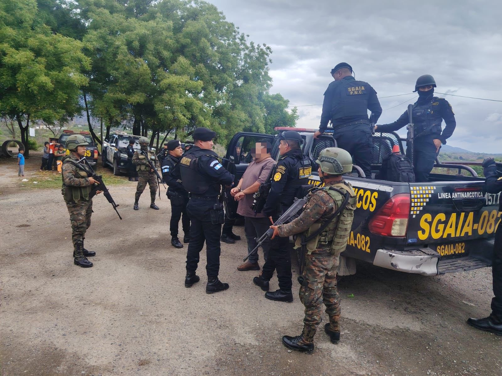 Agentes de seguridad ejecutan allanamientos en Zacapa e Izabal, donde capturan a cinco personas señaladas de integrar una estructura de narcotráfico. (Foto Prensa Libre: Ejército de Guatemala)