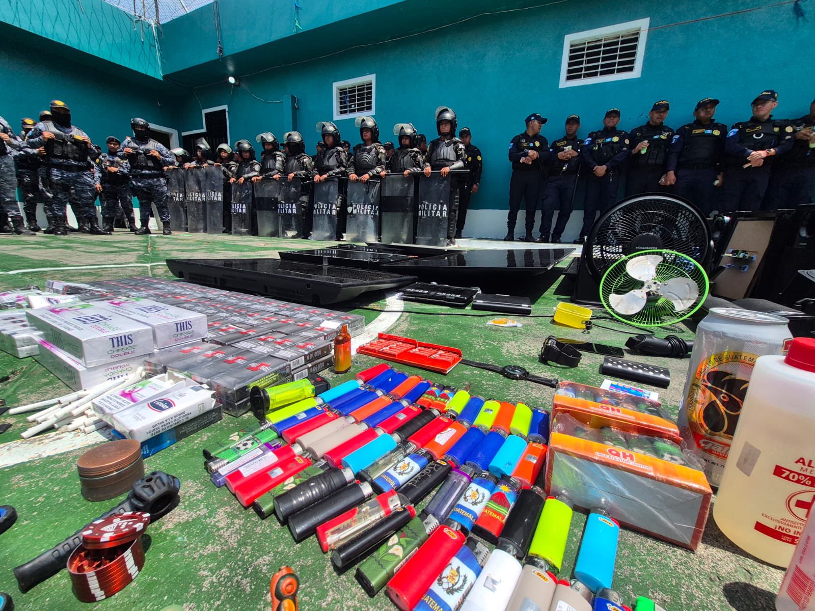 Autoridades realizan una requisa en el Centro Preventivo de Chimaltenango, donde decomisan droga, dinero y diversos objetos prohibidos. (Foto Prensa Libre: Ejército de Guatemala)