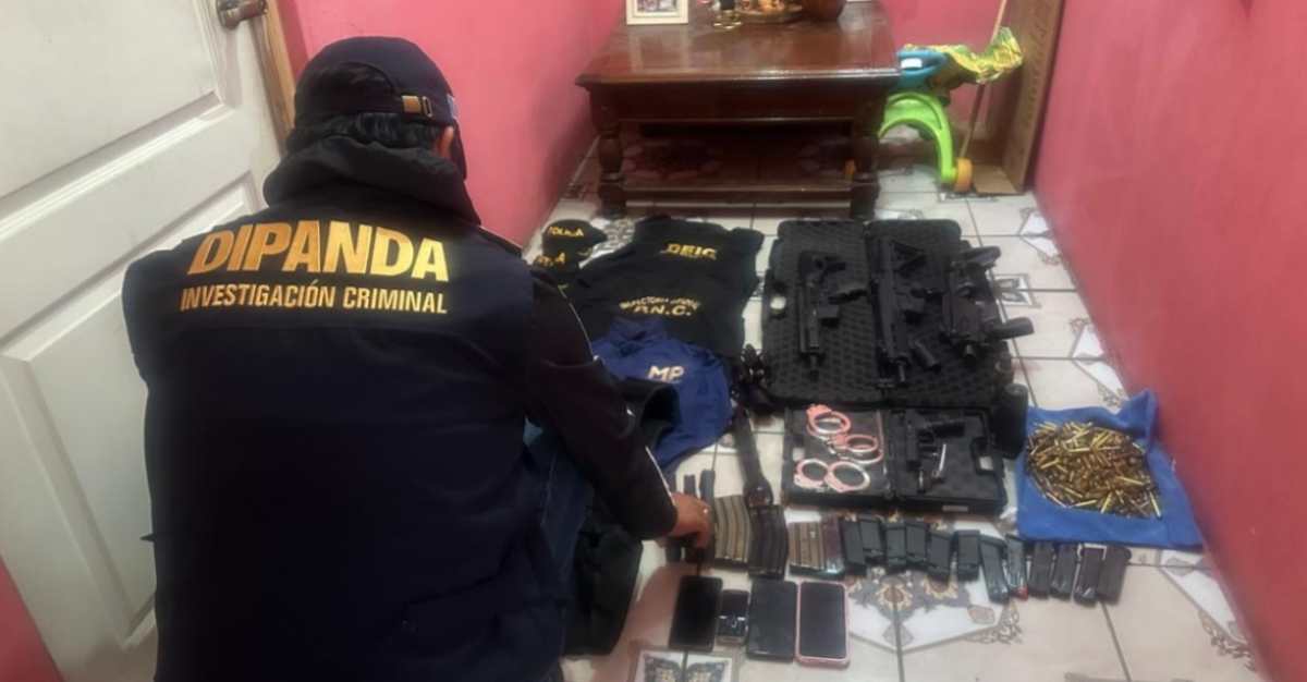 Agentes de la Policía Nacional Civil ejecutan un operativo contra pandillas en un sector de la zona 5 de la capital, con el objetivo de desarticular estructuras dedicadas al narcomenudeo y prevenir el reclutamiento de menores. (Foto Prensa Libre: PNC)