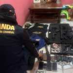 Agentes de la Policía Nacional Civil ejecutan un operativo contra pandillas en un sector de la zona 5 de la capital, con el objetivo de desarticular estructuras dedicadas al narcomenudeo y prevenir el reclutamiento de menores. (Foto Prensa Libre: PNC)