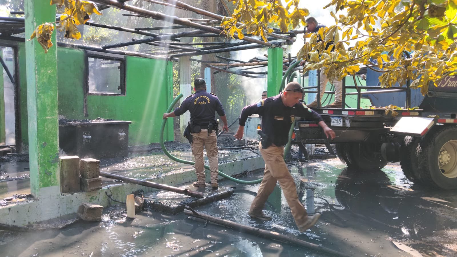 Vivienda queda destruida tras incendio provocado cuando un hombre se prendió fuego durante un allanamiento en Ocós. (Foto Prensa Libre: Tomada de la cuenta de X @RBCNoticiasGT)