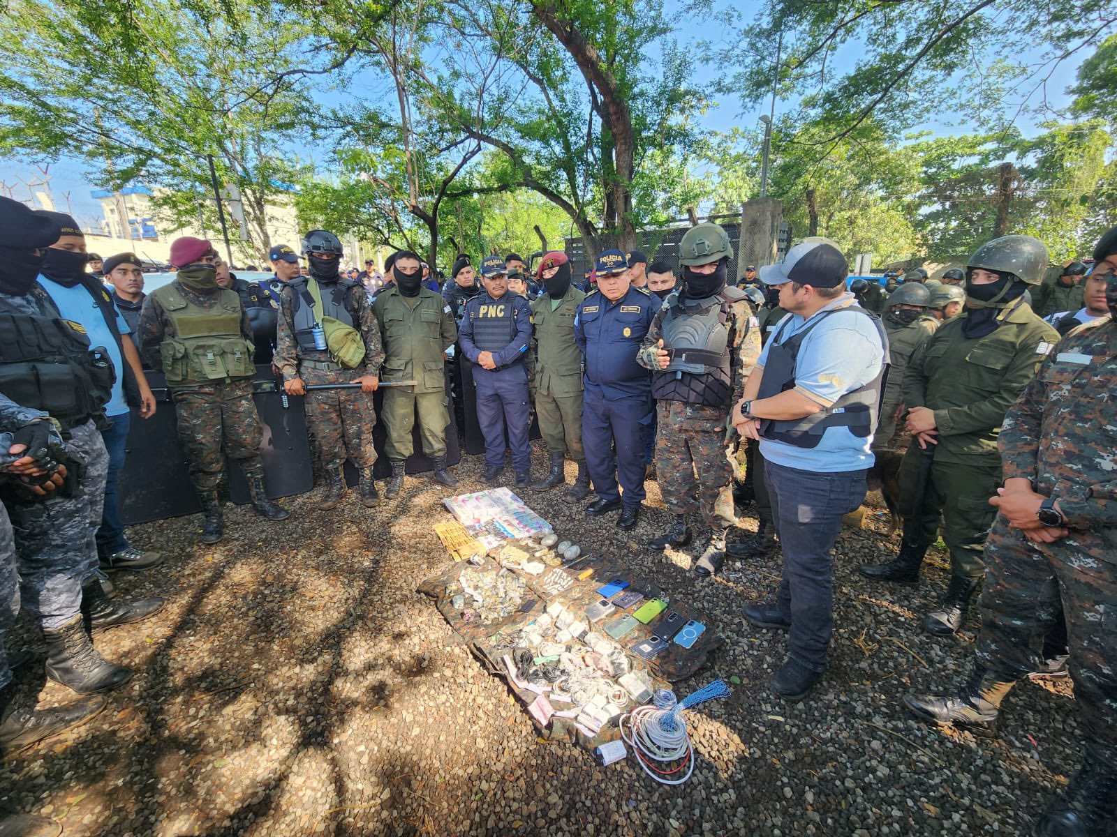 Objetos incautados durante la requisa en Renovación 1 incluyen teléfonos celulares, droga, armas punzocortantes y equipo para comunicación ilegal. (Foto Prensa Libre: Ejército de Guatemala)