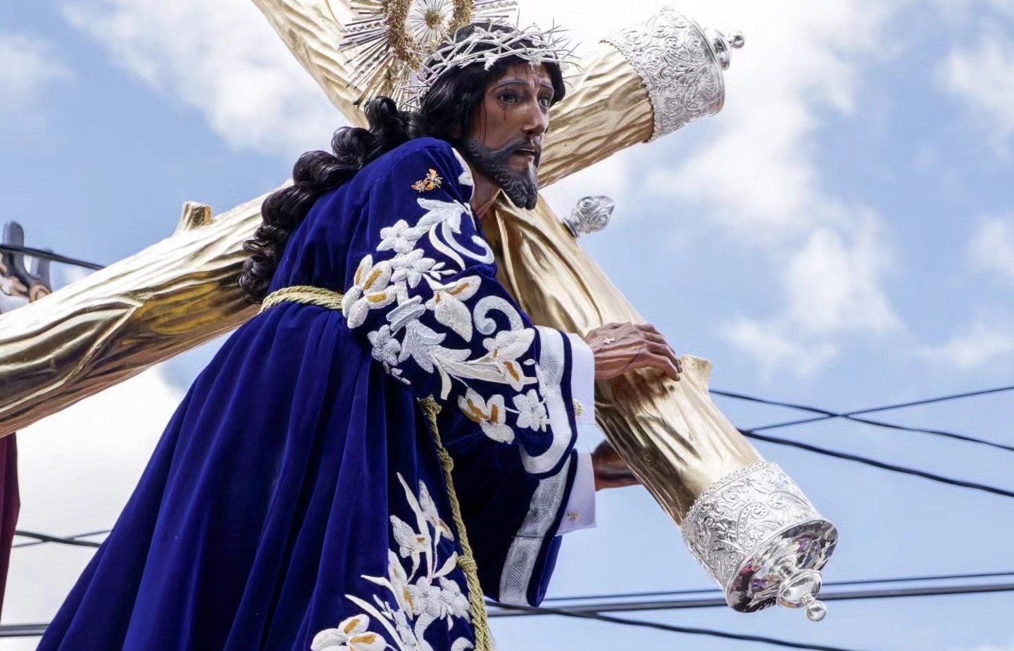 Hilos de fe que visten la devoción: el arte del bordado de la Semana Santa en Guatemala