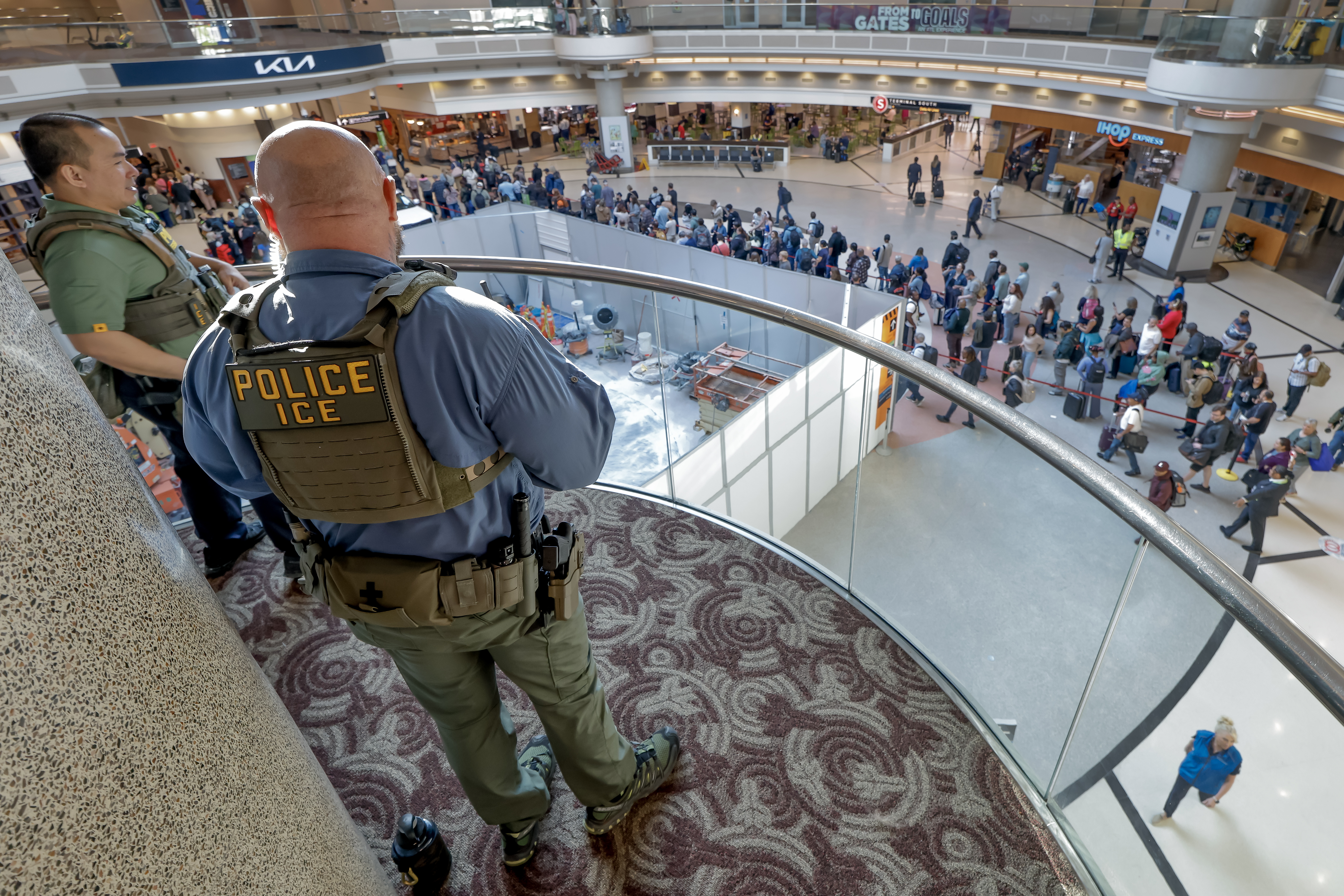 Agentes del ICE se despliegan en aeropuertos estadounidenses para ayudar a la TSA ante las demoras provocadas por el cierre del gobierno