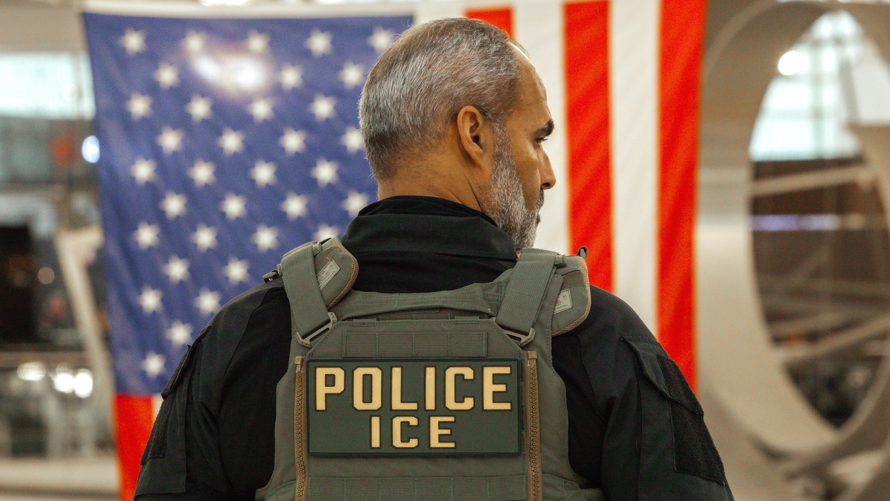New York (United States), 23/03/2026.- A US Immigration and Customs Enforcement (ICE) agent patrols the John F. Kennedy International Airport, amid congestion caused by the Department of Homeland Security (DHS) shutdown, in the Queens borough of New York, New York, USA, 23 March 2026. ICE agents have begun deploying to major US airports to assist the Transportation Security Administration (TSA) as a partial government shutdown triggers widespread security checkpoint delays. With the Department of Homeland Security (DHS) facing a funding lapse, TSA screeners and thousands of other federal employees are currently working without pay. (Nueva York) EFE/EPA/OLGA FEDOROVA