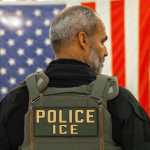 New York (United States), 23/03/2026.- A US Immigration and Customs Enforcement (ICE) agent patrols the John F. Kennedy International Airport, amid congestion caused by the Department of Homeland Security (DHS) shutdown, in the Queens borough of New York, New York, USA, 23 March 2026. ICE agents have begun deploying to major US airports to assist the Transportation Security Administration (TSA) as a partial government shutdown triggers widespread security checkpoint delays. With the Department of Homeland Security (DHS) facing a funding lapse, TSA screeners and thousands of other federal employees are currently working without pay. (Nueva York) EFE/EPA/OLGA FEDOROVA
