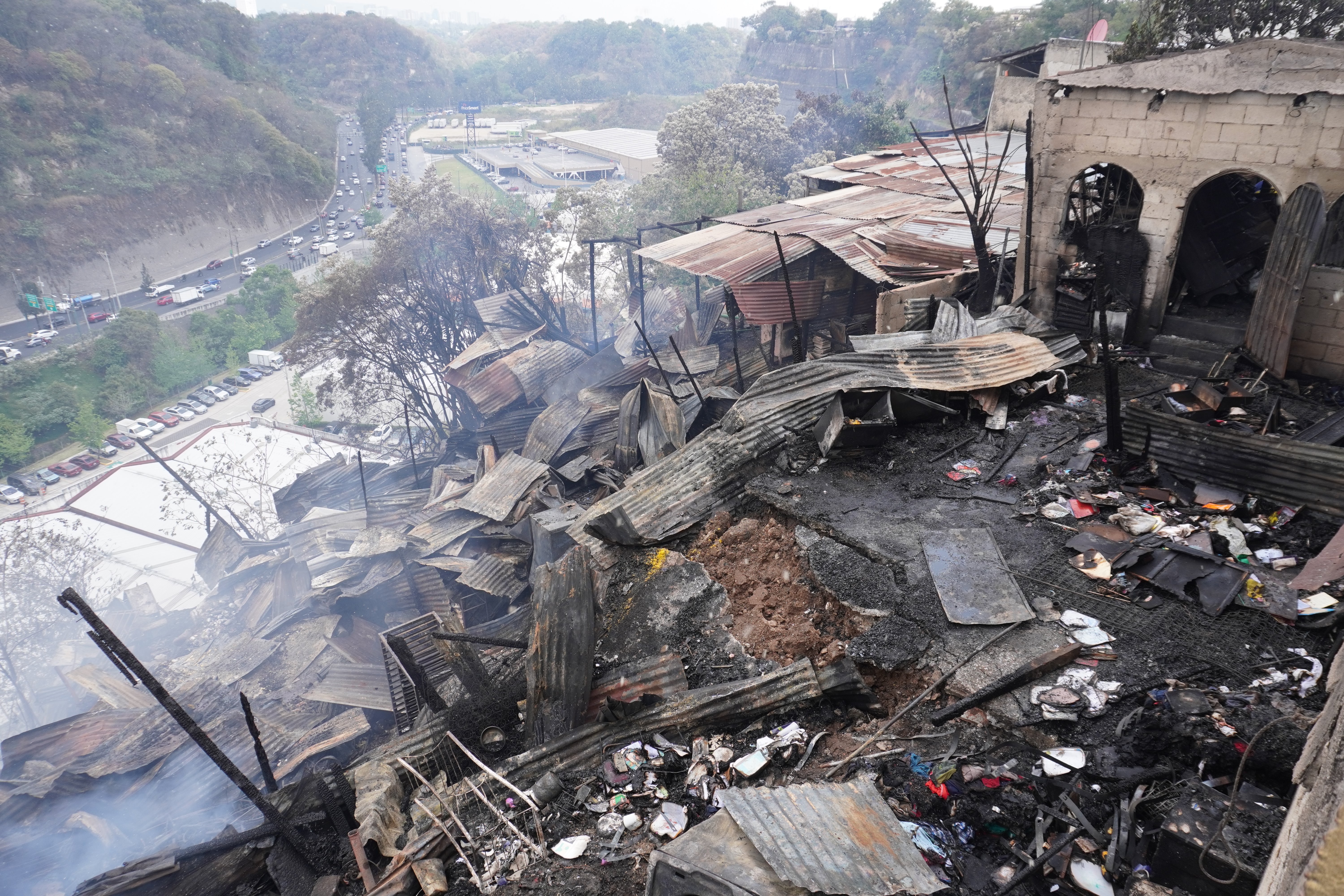 Se produjo un incendio forestal que posteriormente se propag y se convirti en un incendio estructural en la 18 calle 48-83, zona 5, en la colonia La Chcara. El siniestro afect a dos viviendas del sector; una de ellas funcionaba adems como panadera. A pesar de la magnitud del incidente, no se reportaron vctimas mortales.

Foto Prensa Libre: Javier Gonzlez.       30/04/2026