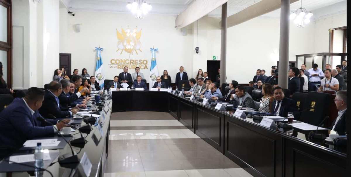 En la reunión de la instancia de jefes de bloque en el Congreso de la República, que conoce la agenda semanal de iniciativas de ley, no se conoció ninguna propuesta relacionada con el apoyo temporal a los consumidores. (Foto Prensa Libre: Cortesía Congreso)