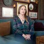 Vacunan a sus hijos pese a desconfiar del método.