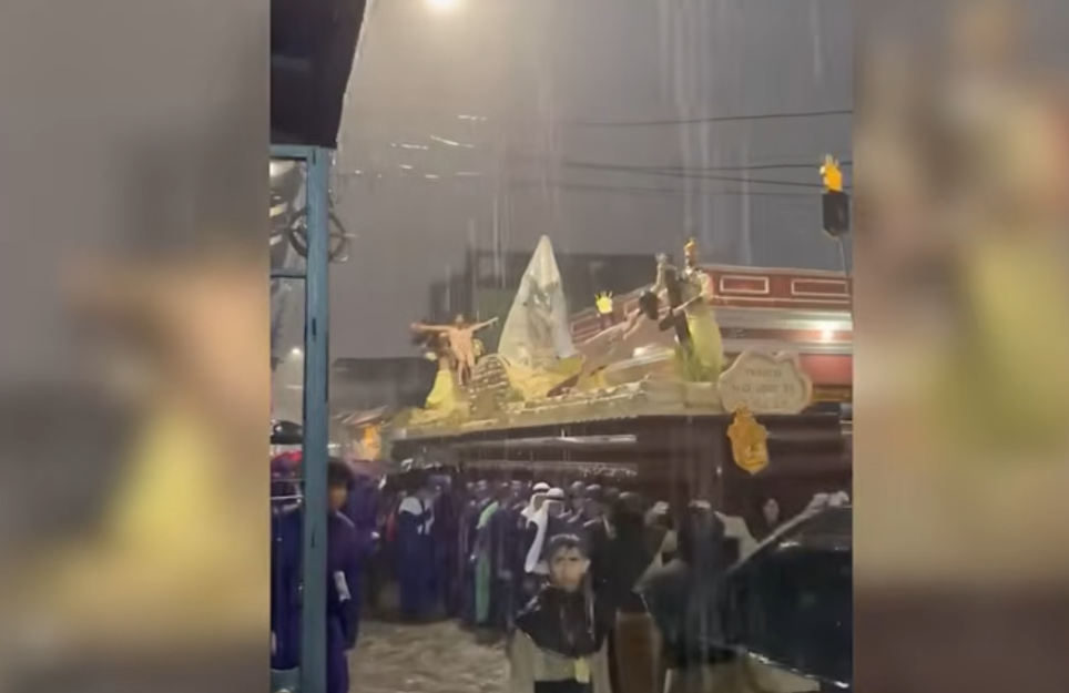 Video: Así se vivió la procesión de Jesús de la Caída bajo fuertes lluvias en Ciudad Vieja