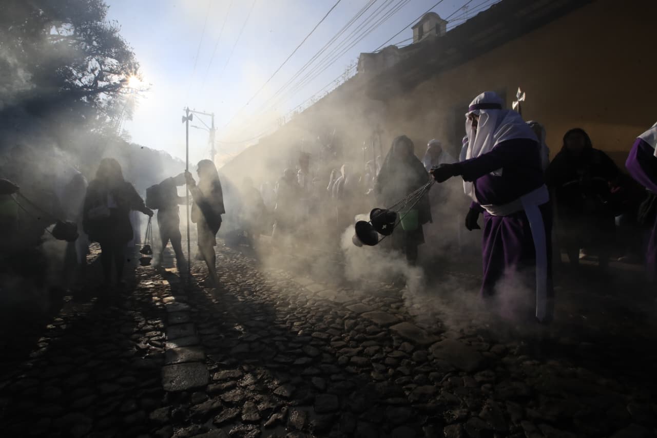 Las calles empedradas de Antigua Guatemala se llena de incienso, fervor y tradición con el paso de la Consagrada Imagen de Jesús Nazareno de La Merced y la Santísima Virgen de Dolores de La Merced. (Foto Prensa Libre: Javier González)