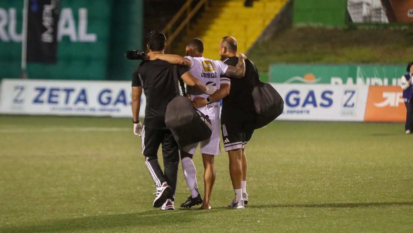 Marco “El Pitbull” Domínguez abandona el terreno de juego durante el partido entre Comunicaciones y Aurora. (Foto: Prensa Libre / Juan Diego González).