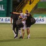 Marco “El Pitbull” Domínguez abandona el terreno de juego durante el partido entre Comunicaciones y Aurora. (Foto: Prensa Libre / Juan Diego González).