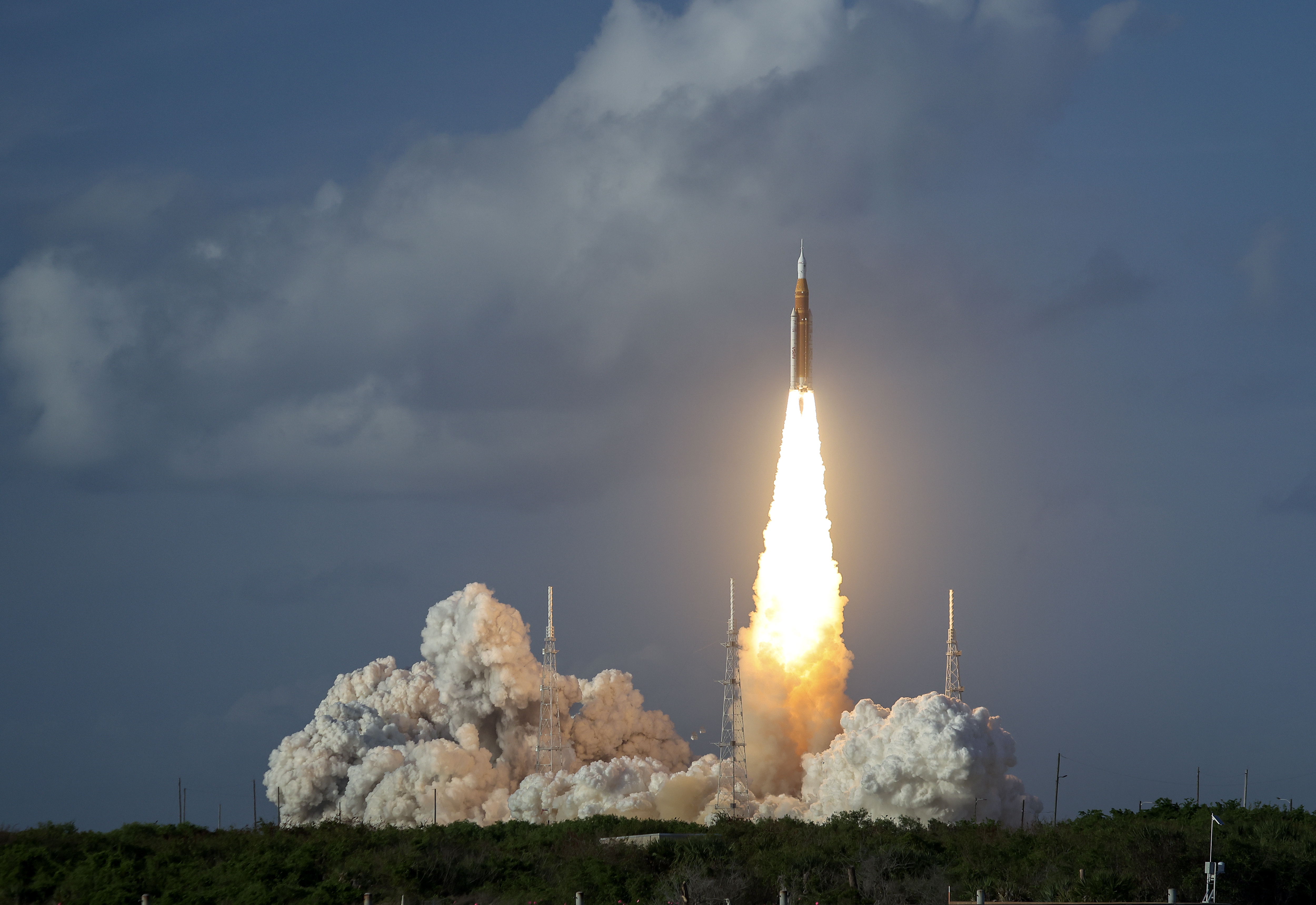 TITUSVILLE (United States), 02/04/2026.- The Space Launch System (SLS) rocket carrying the Orion capsule for the Artemis II mission lifts off from Launch Pad 39B at the Kennedy Space Center in Titusville, Florida, USA, 01 April 2026. The crew includes NASA astronauts Reid Wiseman, commander, Victor Glover, pilot, Christina Koch, mission specialist, and Canadian Space Agency (CSA) astronaut Jeremy Hansen, mission specialist. The mission will conduct a crewed flyby of the Moon, the first human flight beyond low Earth orbit since 1972. EFE/EPA/CRISTOBAL HERRERA-ULASHKEVICH
