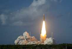 TITUSVILLE (United States), 02/04/2026.- The Space Launch System (SLS) rocket carrying the Orion capsule for the Artemis II mission lifts off from Launch Pad 39B at the Kennedy Space Center in Titusville, Florida, USA, 01 April 2026. The crew includes NASA astronauts Reid Wiseman, commander, Victor Glover, pilot, Christina Koch, mission specialist, and Canadian Space Agency (CSA) astronaut Jeremy Hansen, mission specialist. The mission will conduct a crewed flyby of the Moon, the first human flight beyond low Earth orbit since 1972. EFE/EPA/CRISTOBAL HERRERA-ULASHKEVICH