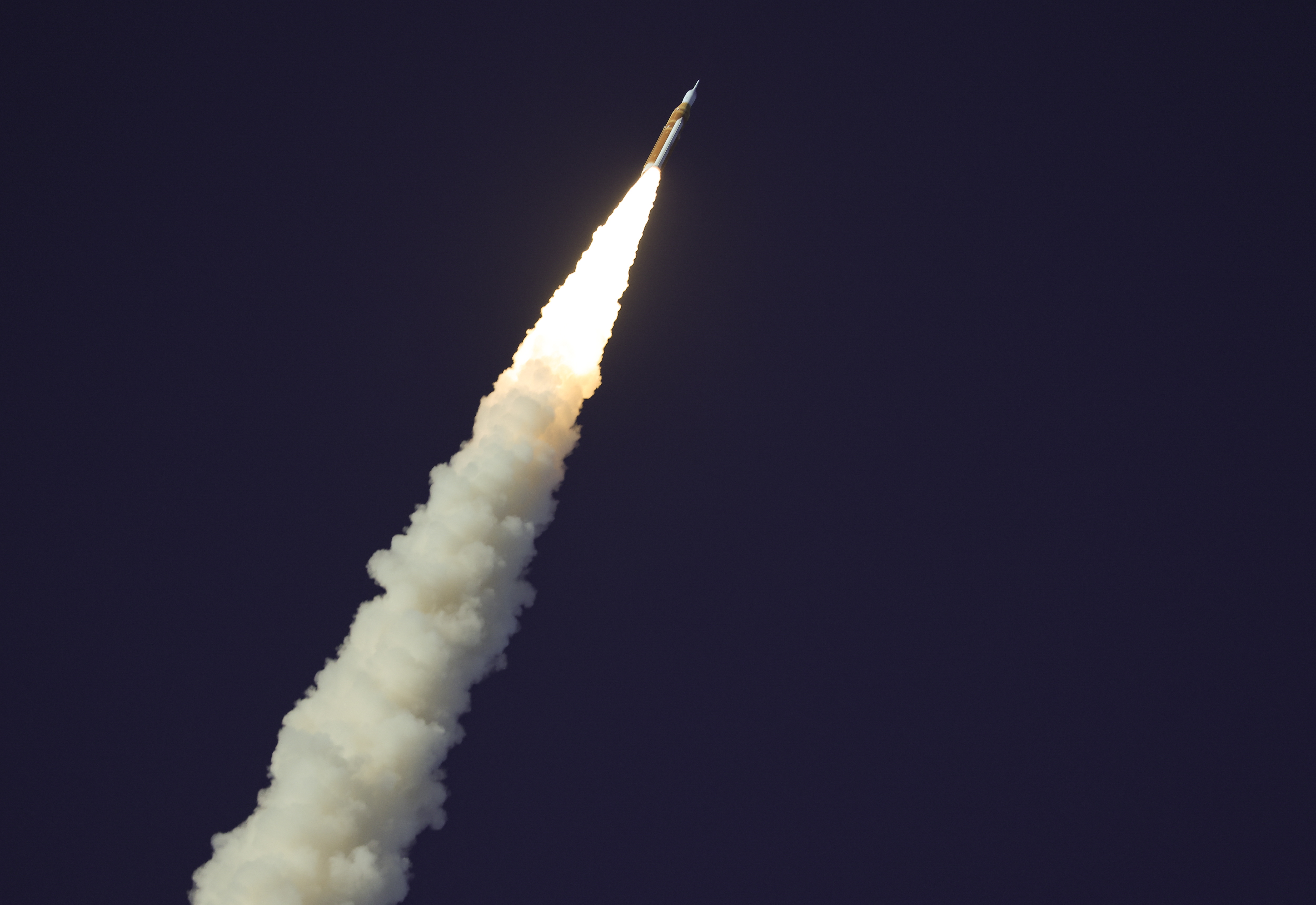 Cohete SLS de la NASA despega con la nave Orion spacecraft en la misión Artemis II desde el Centro Espacial Kennedy en Florida rumbo a la Luna