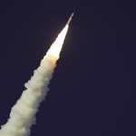 Cohete SLS de la NASA despega con la nave Orion spacecraft en la misión Artemis II desde el Centro Espacial Kennedy en Florida rumbo a la Luna