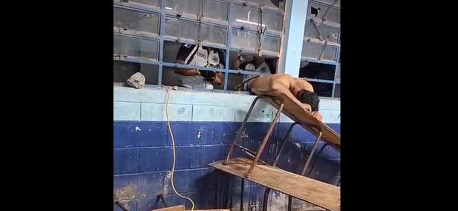 Bomberos Voluntarios rescatan a un hombre que quedó atrapado en una ventana de la escuela Las Marías, en Jalapa. (Captura de pantalla de video de redes sociales)