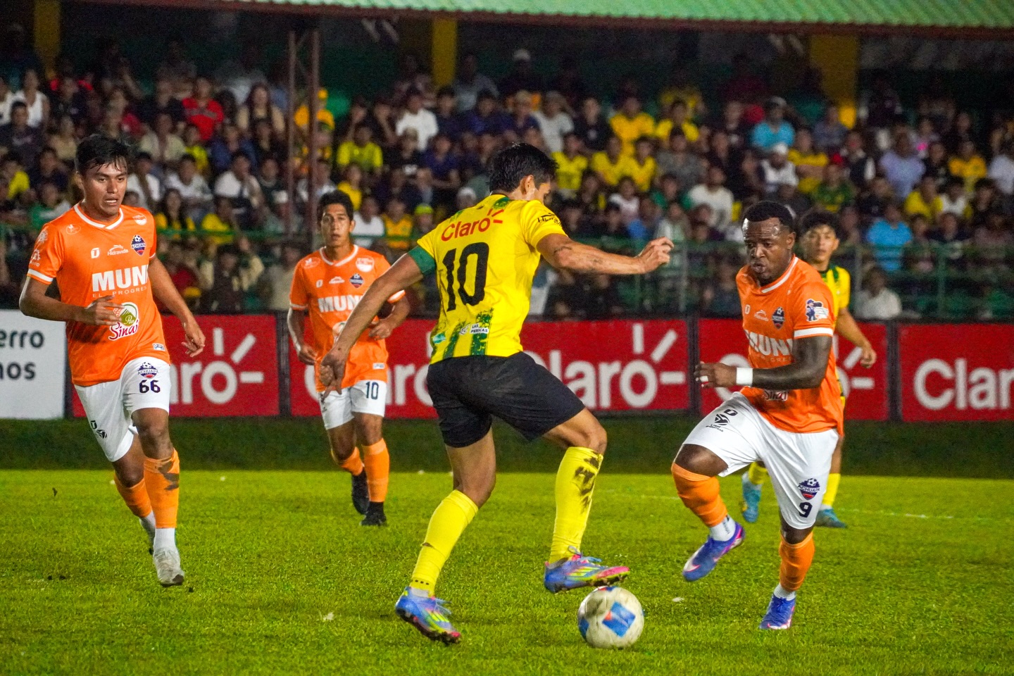Deportivo Achuapa y Guastatoya en estos momentos son los dos equipos que estarían perdiendo la categoría del balompié nacional. (Foto Prensa Libre: Deportivo Guastatoya).