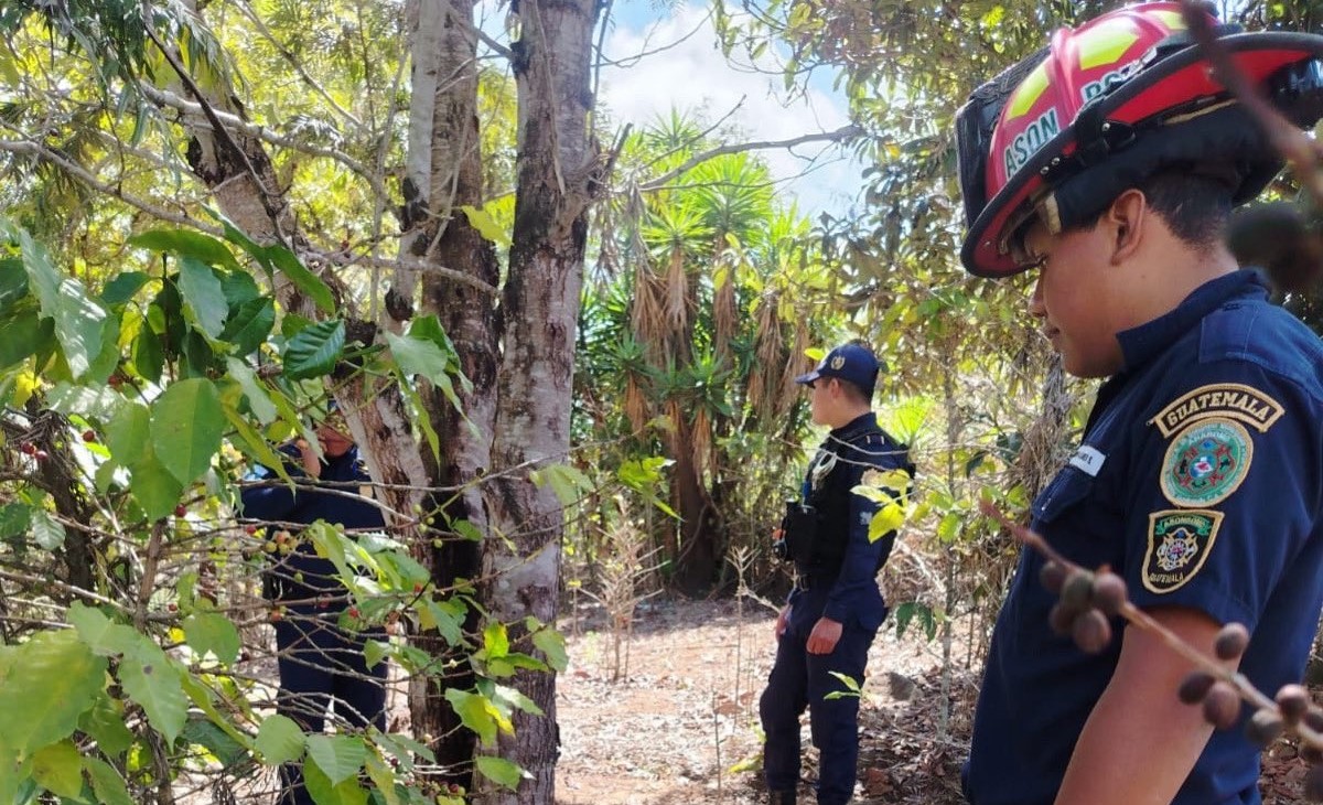 El cadáver de un hombre con señales de violencia fue localizado en las faldas del volcán de Agua, en Ciudad Vieja, Sacatepéquez. (Foto Prensa Libre: CBMD)