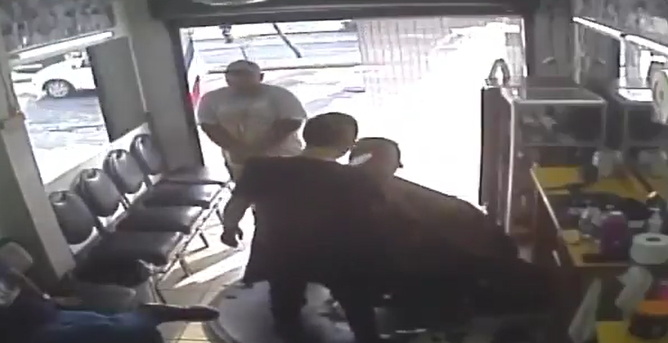 MOMENTO DE ASALTO EN BARBERIA EN MIXCO