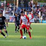 El delantero miteco Robin Betanchur conduce el esférico ante la marca del defensor mixqueño Jeshua Urízar, de Mixco. (Foto Prensa Libre: Atlético Mictlán).