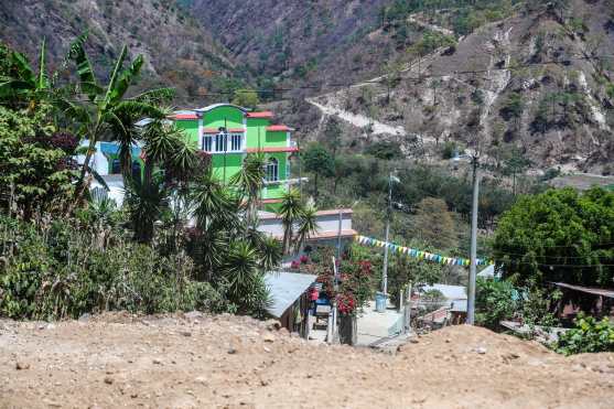 ALDEA EL TESORO, GNSD. Se visitó la aldea El Tesoro que pertenece a Tecpán, Chimaltenango para observar las condiciones en que está. Este lugar, es uno de los lugares ideales para la implementación de torres de transmisión, tema, que el programa de Guatemala No Se Detiene estará desarrollando. En la imagen, aldea El Tesoro.
Juan Diego González. 070426