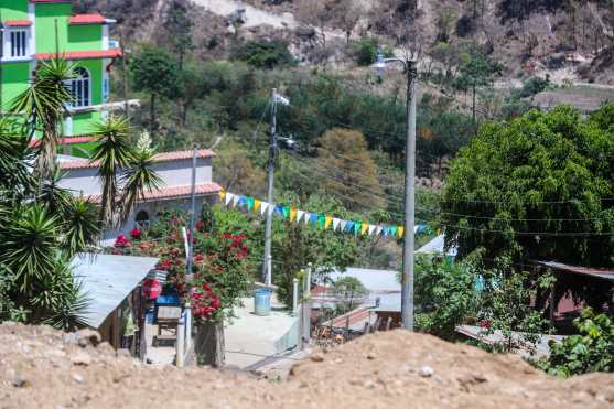 ALDEA EL TESORO, GNSD. Se visitó la aldea El Tesoro que pertenece a Tecpán, Chimaltenango para observar las condiciones en que está. Este lugar, es uno de los lugares ideales para la implementación de torres de transmisión, tema, que el programa de Guatemala No Se Detiene estará desarrollando. En la imagen, aldea El Tesoro.
Juan Diego González. 070426