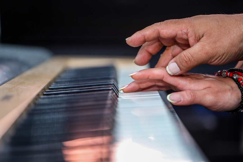 MAESTROS DE MòSICA, DOMINICAL. Se visit la Escuela Normal para Maestros de Educacin Musical Jess Mara Alvarado en la zona 1 del Centro Histrico para conocer un poco sobre el impacto en los nios y adolescentes a raz de que la materia de Educacin Musical fue excluida del pensum nacional. En la imagen, maestros en clases de piano.

Juan Diego Gonzlez.  170426