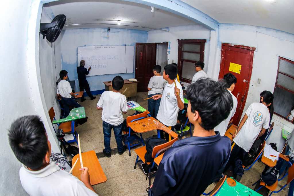 MAESTROS DE MòSICA, DOMINICAL. Se visit la Escuela Normal para Maestros de Educacin Musical Jess Mara Alvarado en la zona 1 del Centro Histrico para conocer un poco sobre el impacto en los nios y adolescentes a raz de que la materia de Educacin Musical fue excluida del pensum nacional. En la imagen, maestros en clase de percusin.

Juan Diego Gonzlez.  170426