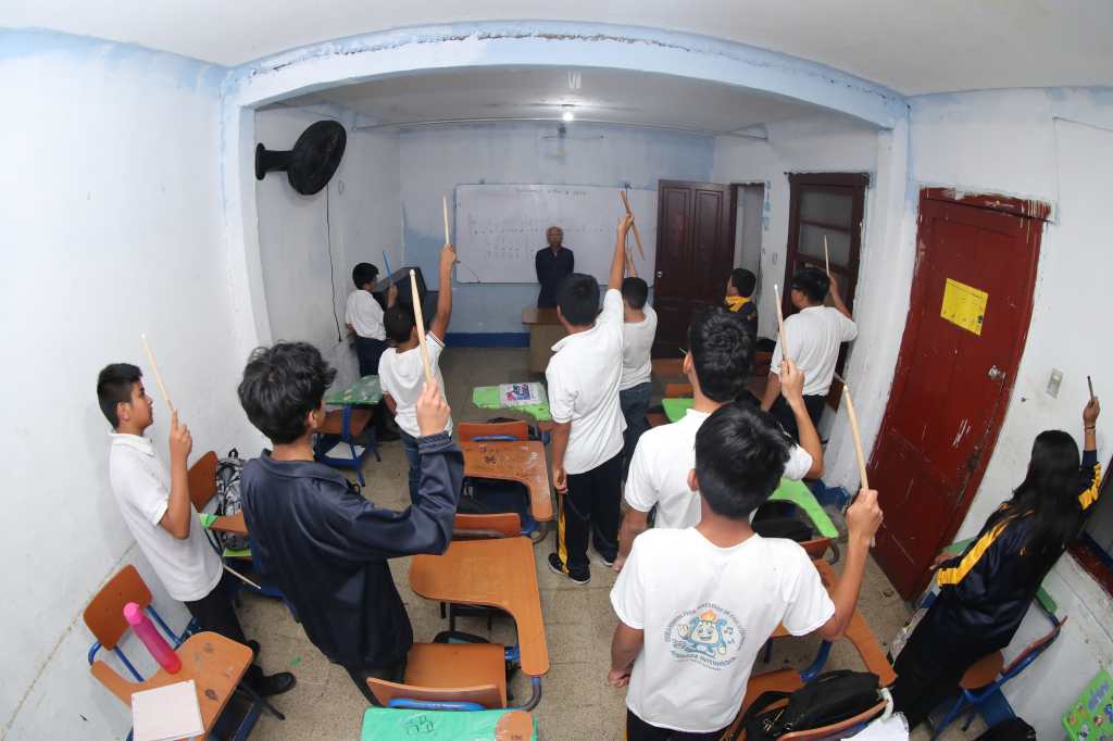 MAESTROS DE MòSICA, DOMINICAL. Se visit la Escuela Normal para Maestros de Educacin Musical Jess Mara Alvarado en la zona 1 del Centro Histrico para conocer un poco sobre el impacto en los nios y adolescentes a raz de que la materia de Educacin Musical fue excluida del pensum nacional. En la imagen, maestros en clase de percusin.

Juan Diego Gonzlez.  170426