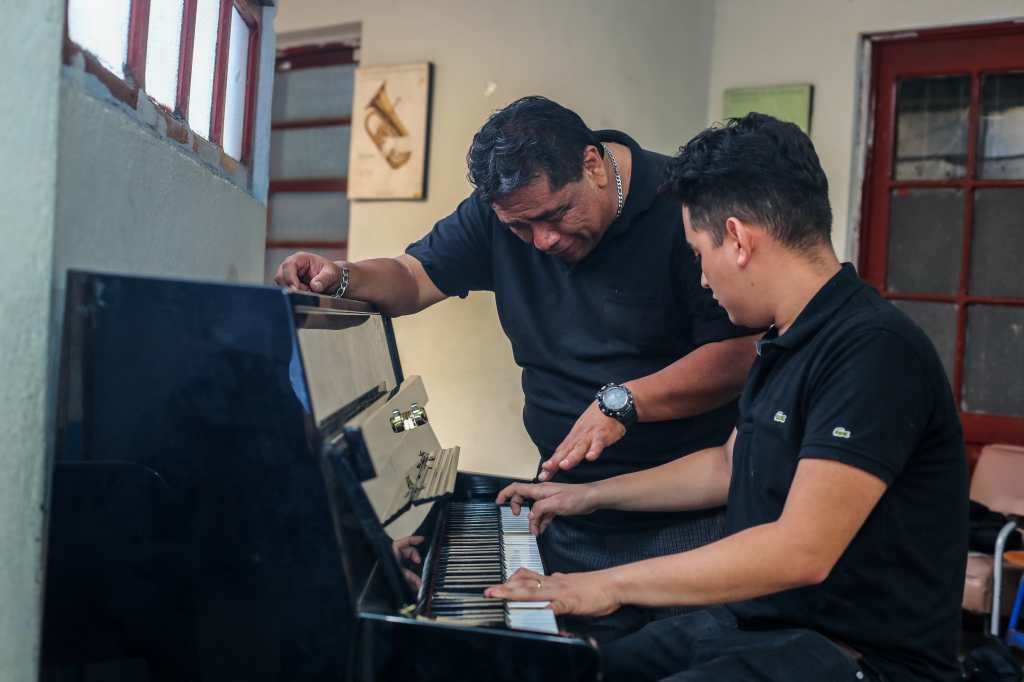 MAESTROS DE MòSICA, DOMINICAL. Se visit la Escuela Normal para Maestros de Educacin Musical Jess Mara Alvarado en la zona 1 del Centro Histrico para conocer un poco sobre el impacto en los nios y adolescentes a raz de que la materia de Educacin Musical fue excluida del pensum nacional. En la imagen, Samuel Bran estudiante de la escuela, en clase de piano. Juan Diego Gonzlez. 170426